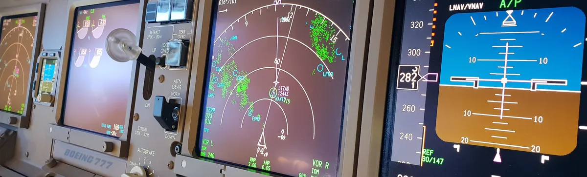 Boeing 777 navigation and primary flight displays
